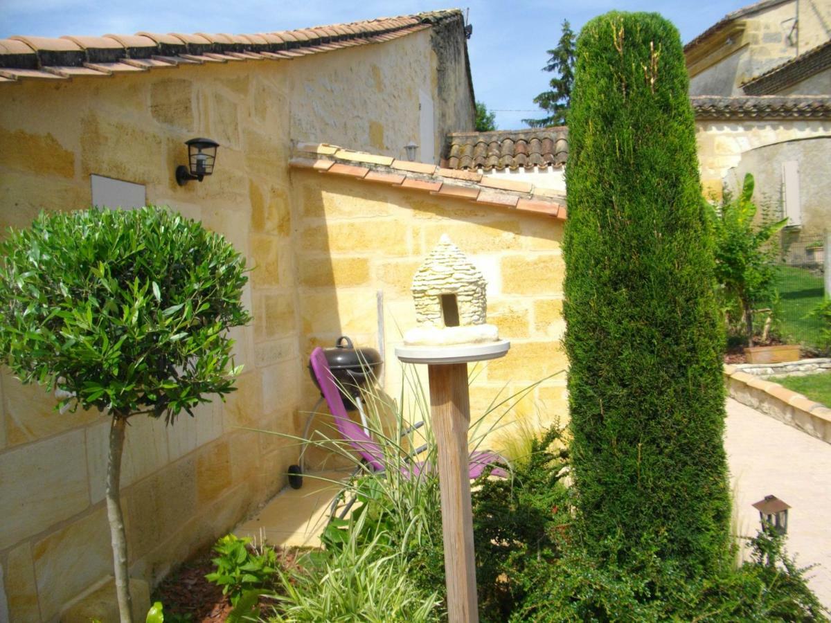 Gite Les Deux Meules Sainte-Colombe (Gironde) Exterior foto